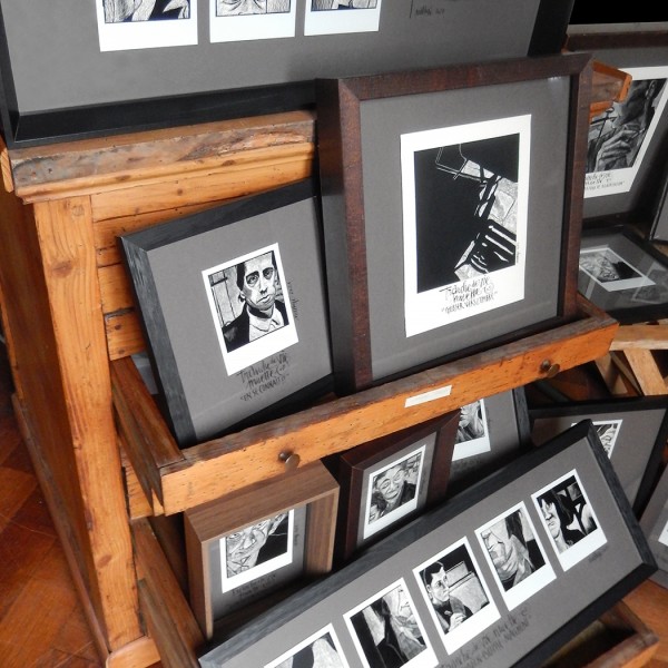 Photo de l'ensemble de la série TRANCHE DE VIE MUETTE sous cadres - Cartes à gratter de nathyi. Formats polaroïd réunis sur des planches, titre calligraphié à la plume et encre de chine.