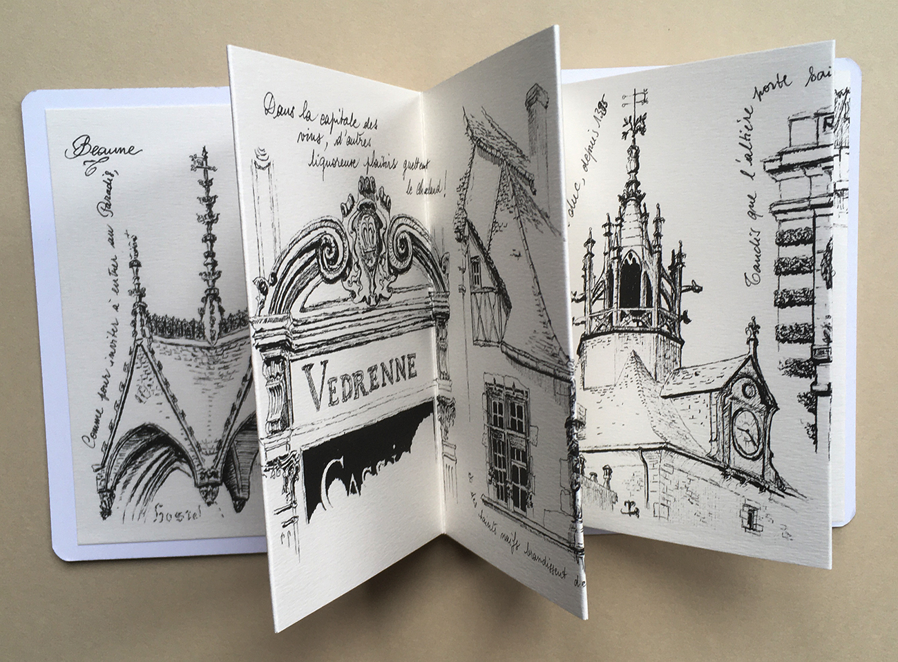 BEAUNE - Frise de ville. Guide : Fred Augelon - Photo de l'accordéon entrouvert - les croquis. Graphisme nathyi